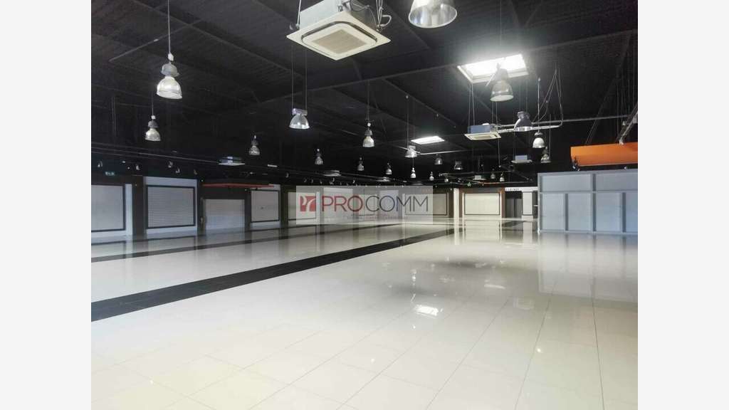 A louer local commercial de 1270m² en zc Semecourt