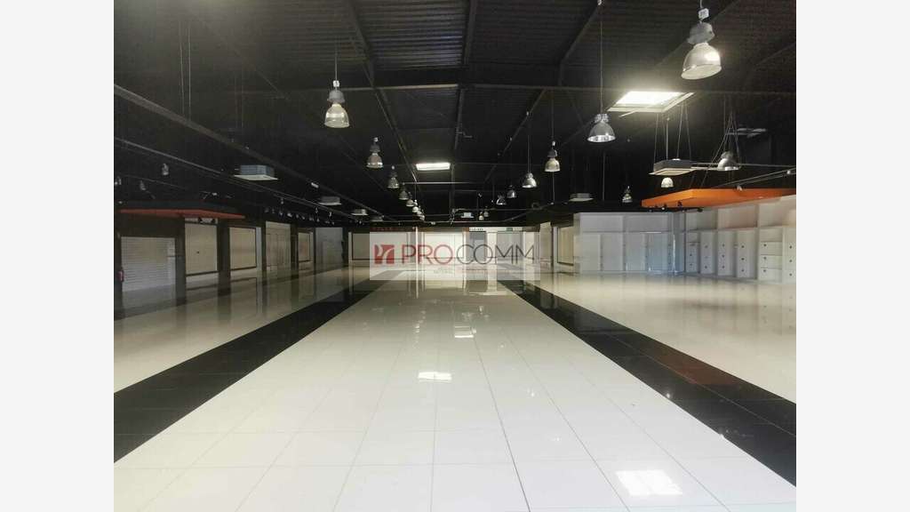 A louer local commercial de 1270m² en zc Semecourt