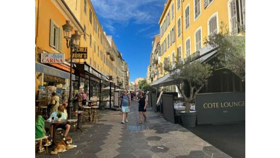 A louer magasin beau visuel 170m² à Nice centre