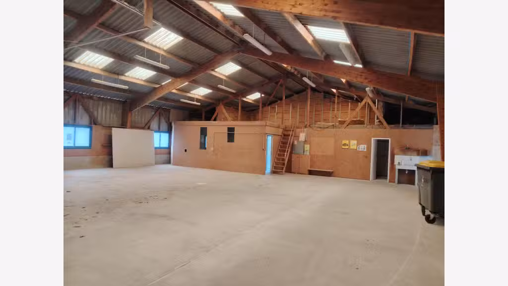 A louer hangar 286m² avec bureaux à Guissény