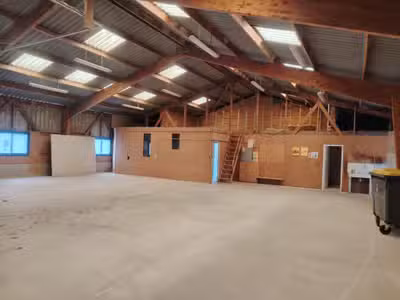 A louer hangar 286m² avec bureaux à Guissény