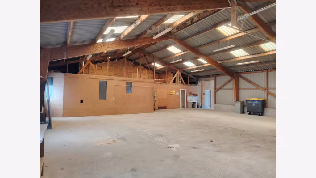 A louer hangar 286m² avec bureaux à Guissény
