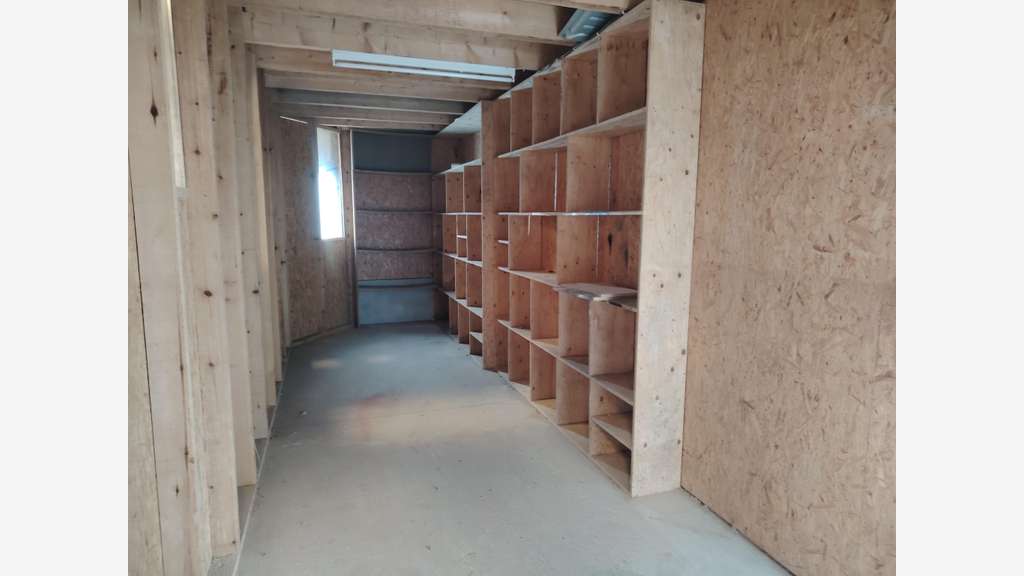 A louer hangar 286m² avec bureaux à Guissény