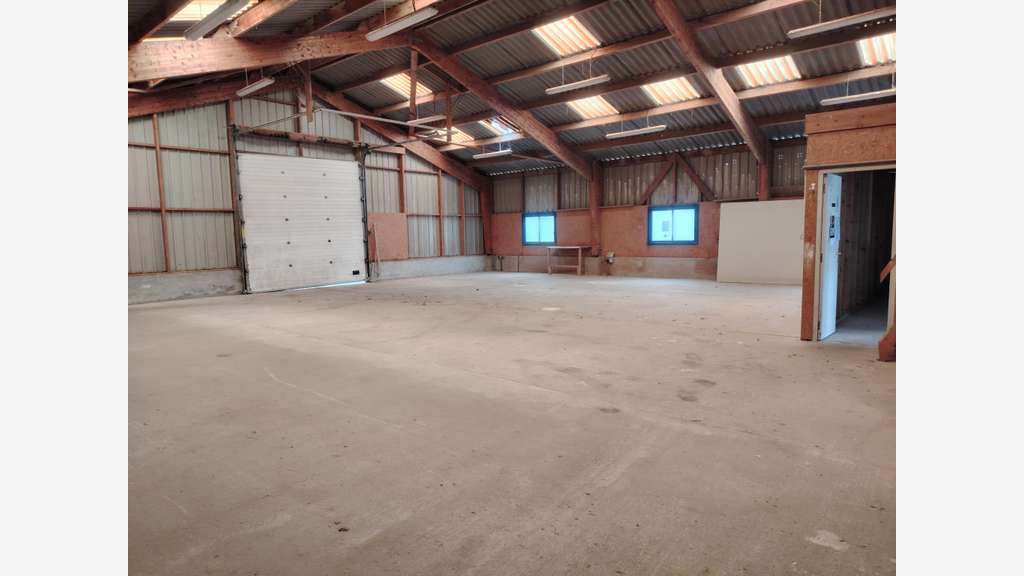 A louer hangar 286m² avec bureaux à Guissény