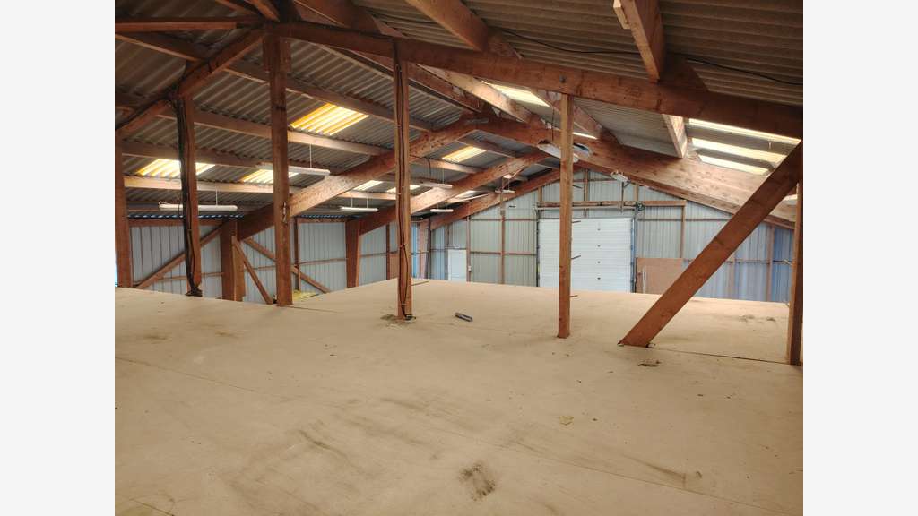 A louer hangar 286m² avec bureaux à Guissény