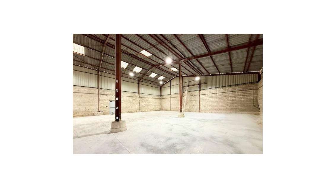 Location hangar 993m² sur site sécurisé Pontpoint