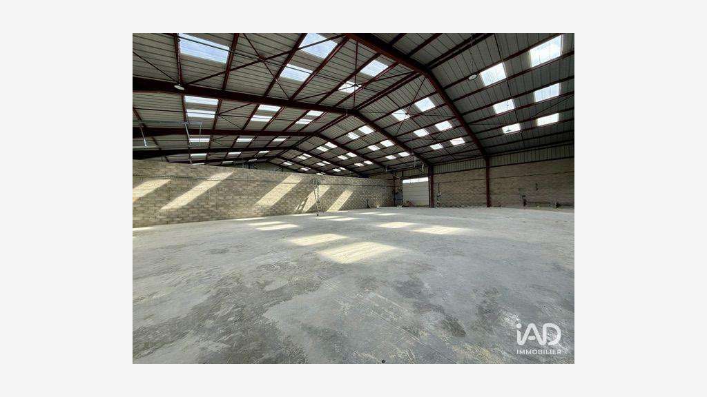 A louer hangar 244m² avec parking à Pontpoint