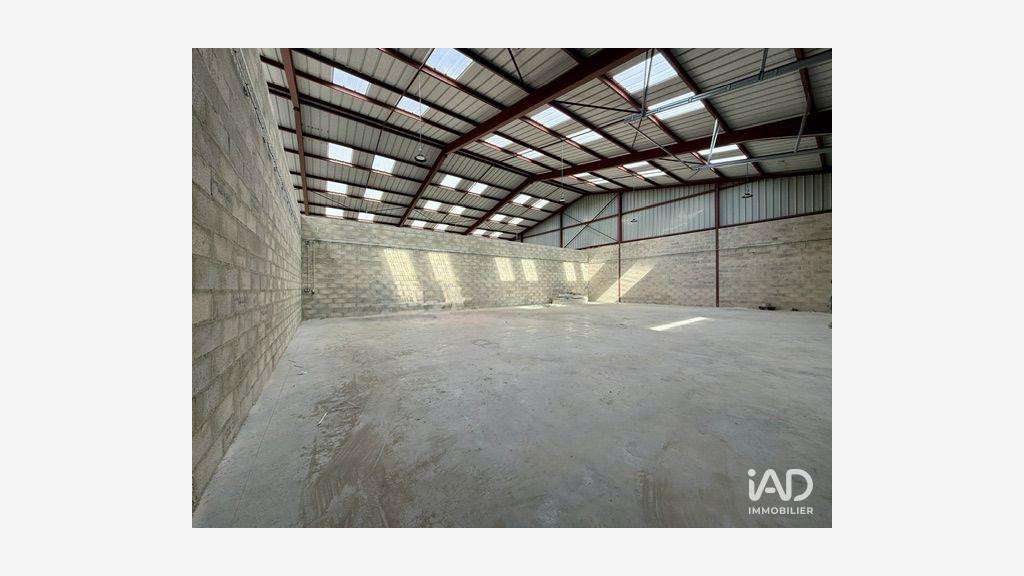 A louer hangar 244m² avec parking à Pontpoint