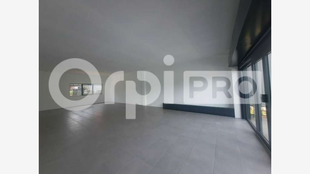 A louer immeuble bureaux neuf 672m² à Matoury
