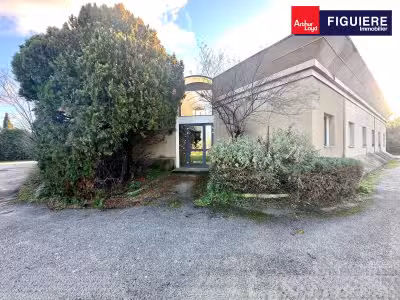 Immeuble mixte indépendant de plain pied à Aix