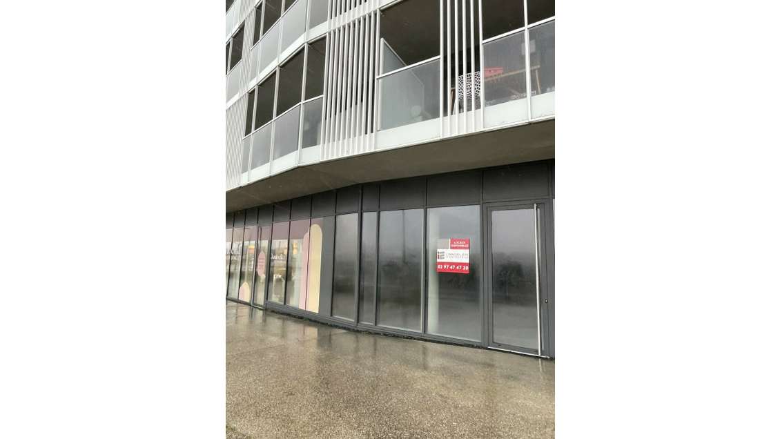 A louer local neuf brut de béton 93m² à Vannes