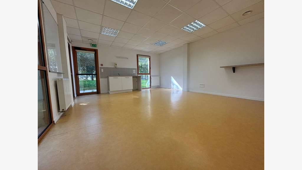 A louer locaux 7464m² à St-Évarzec Troyalac'h
