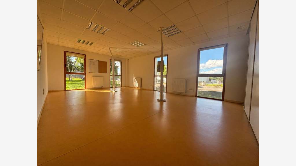 A louer locaux 7464m² à St-Évarzec Troyalac'h
