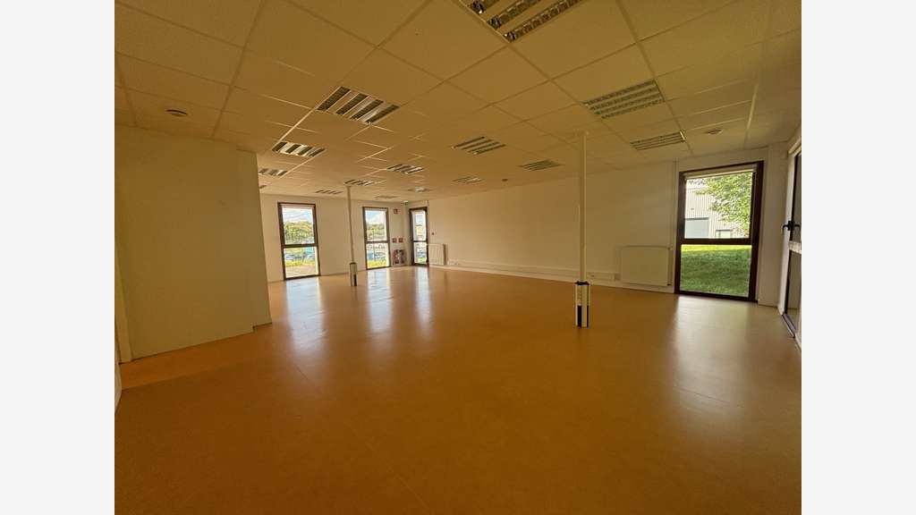 A louer locaux 7464m² à St-Évarzec Troyalac'h