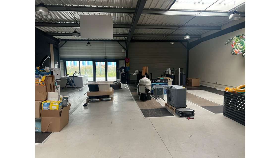 Local commercial de 242m² à louer à Bresles