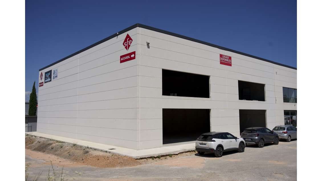 Local Commercial -  468m² divis. - Nicopolis