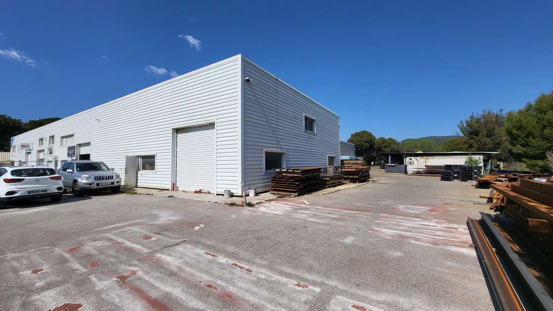 Local d'activités (300 m²)