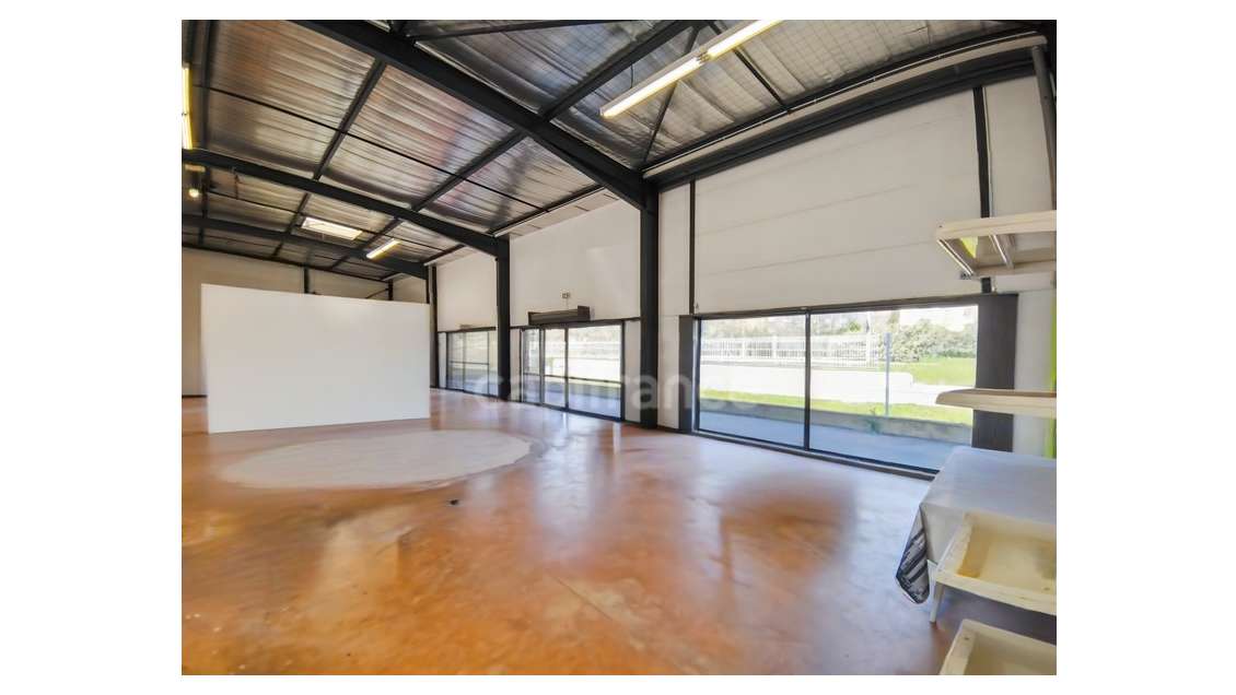 A louer local 400m² empl N°1 périphérique à Nîmes