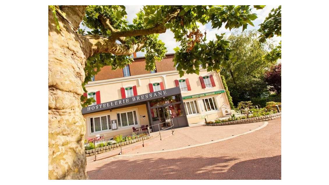 A 7 kms de l'accès autoroute - HÔTEL-RESTAURANT E