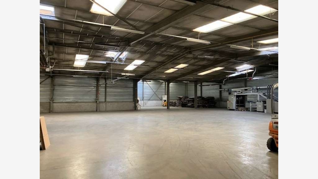 Locaux 2380m² à louer proche du Péage (69)  