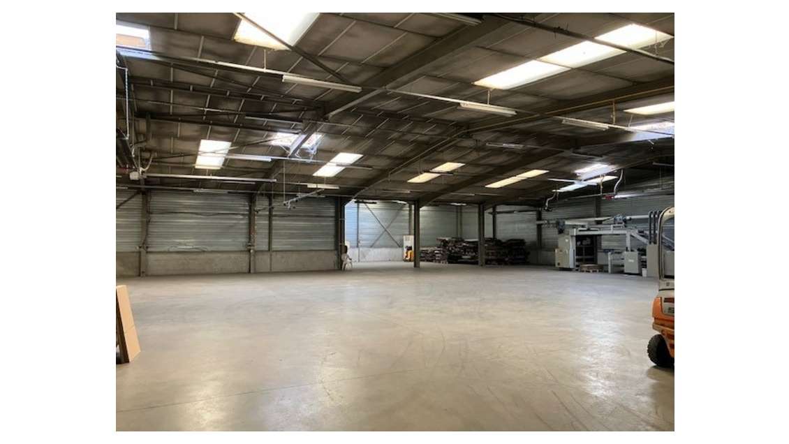 Locaux 2380m² à louer proche du Péage (69)  