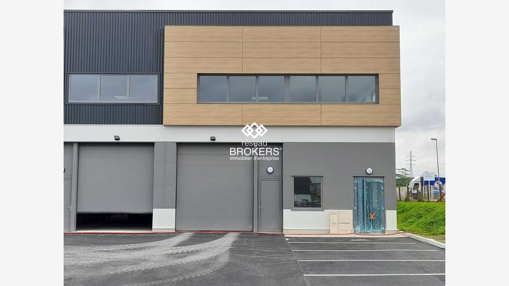 A louer très beau local neuf 399m² à Gellainville