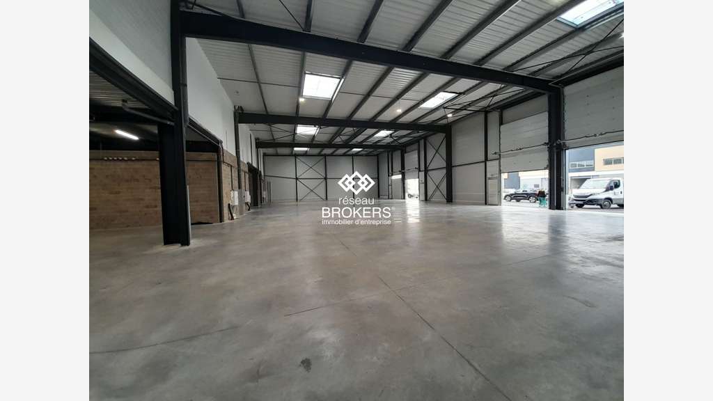 A louer très beau local neuf 399m² à Gellainville