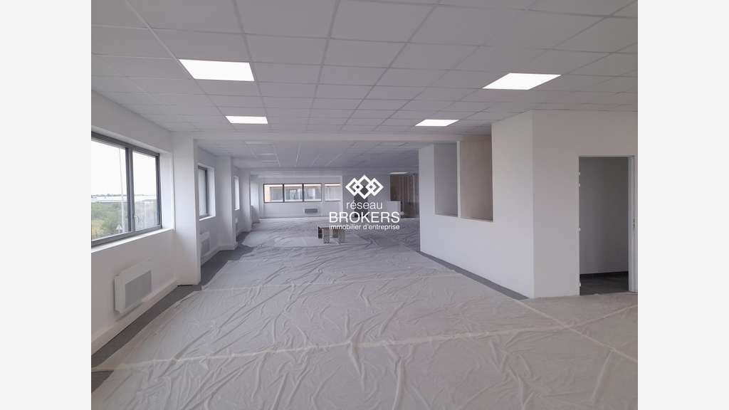 A louer très beau local neuf 399m² à Gellainville
