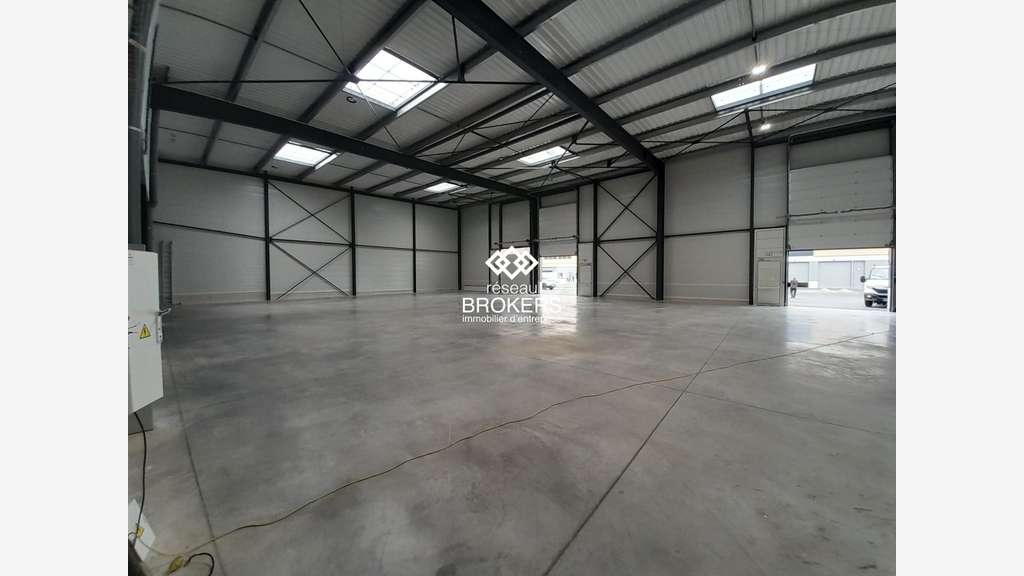A louer très beau local neuf 399m² à Gellainville