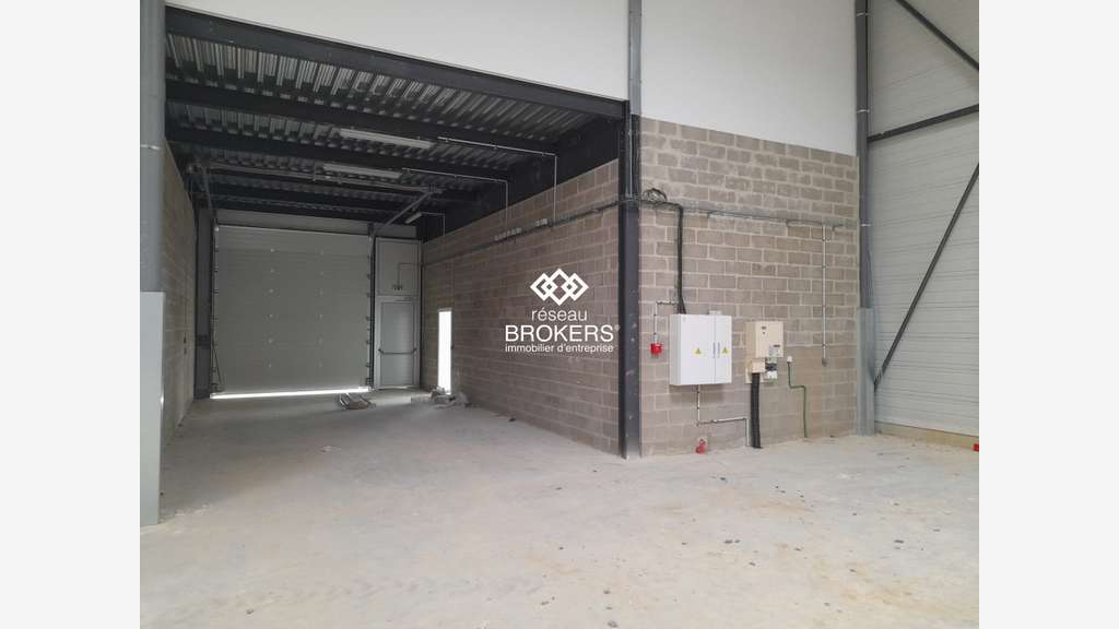 A louer très beau local neuf 399m² à Gellainville