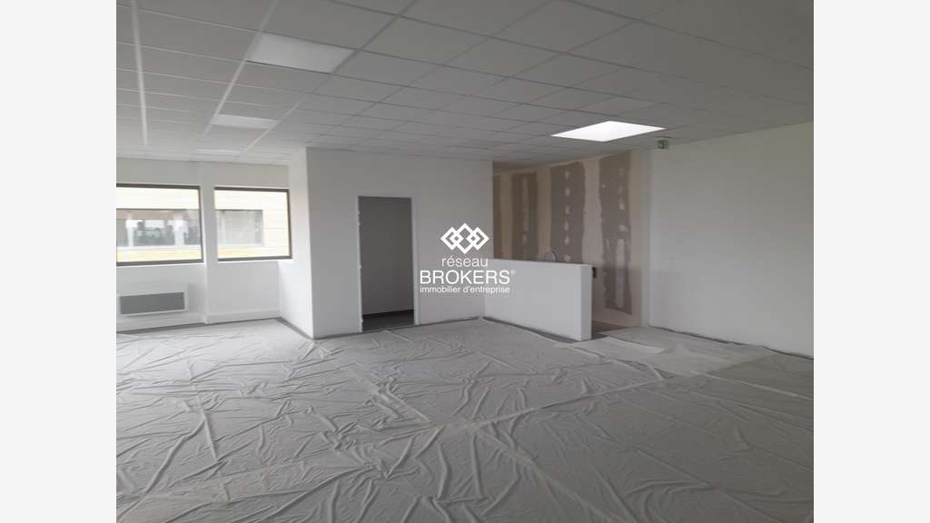 A louer très beau local neuf 399m² à Gellainville