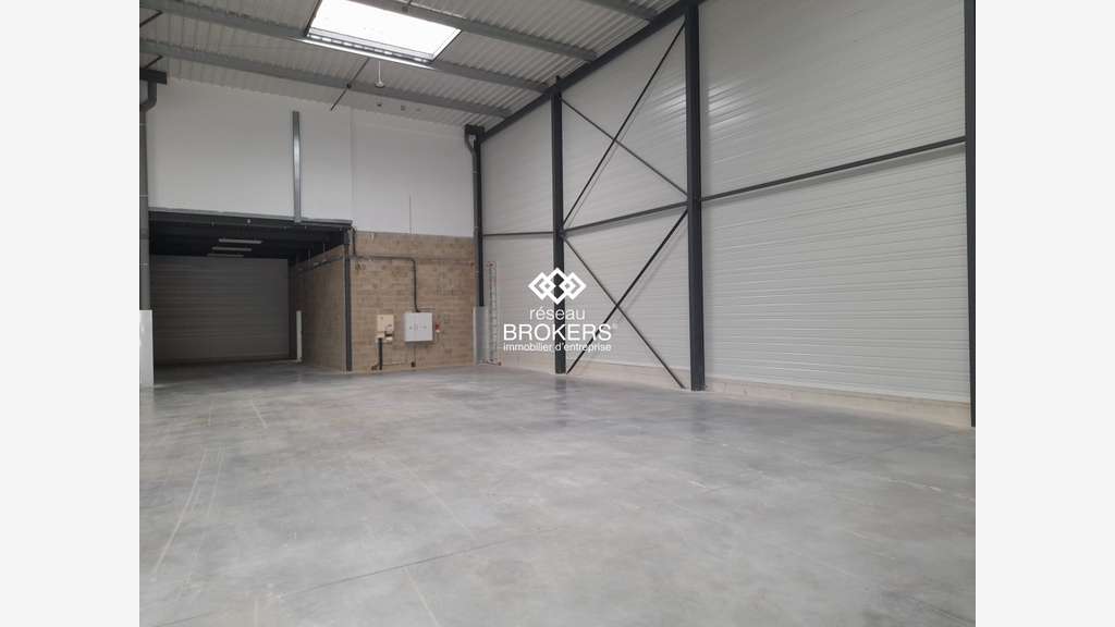 A louer très beau local neuf 399m² à Gellainville
