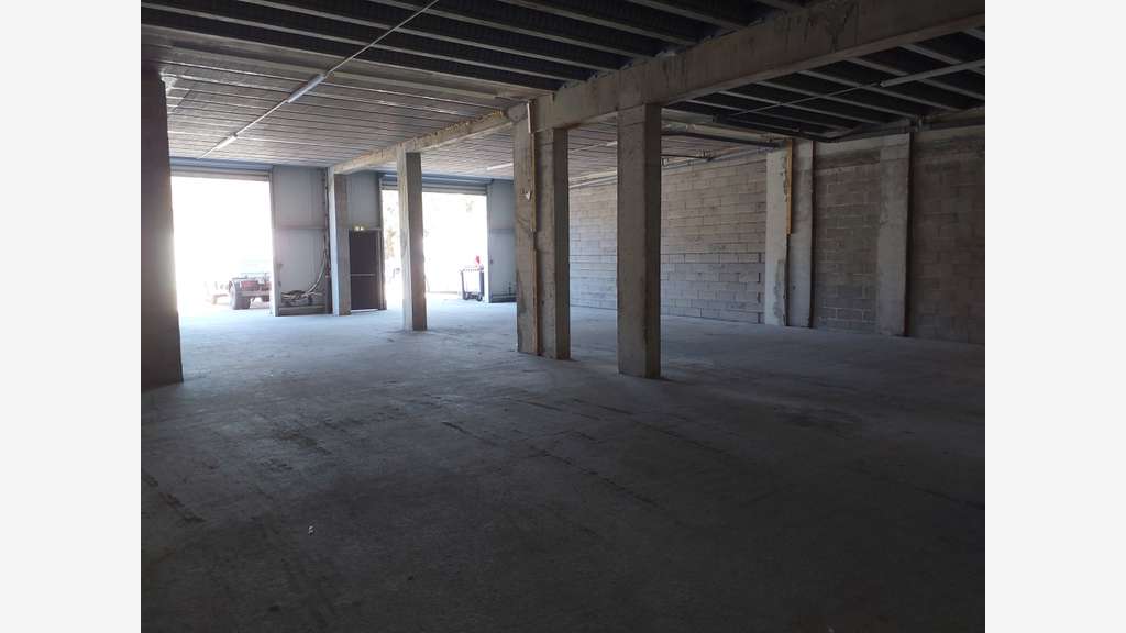 A louer ensemble professionnel 320 m² sur Baléone