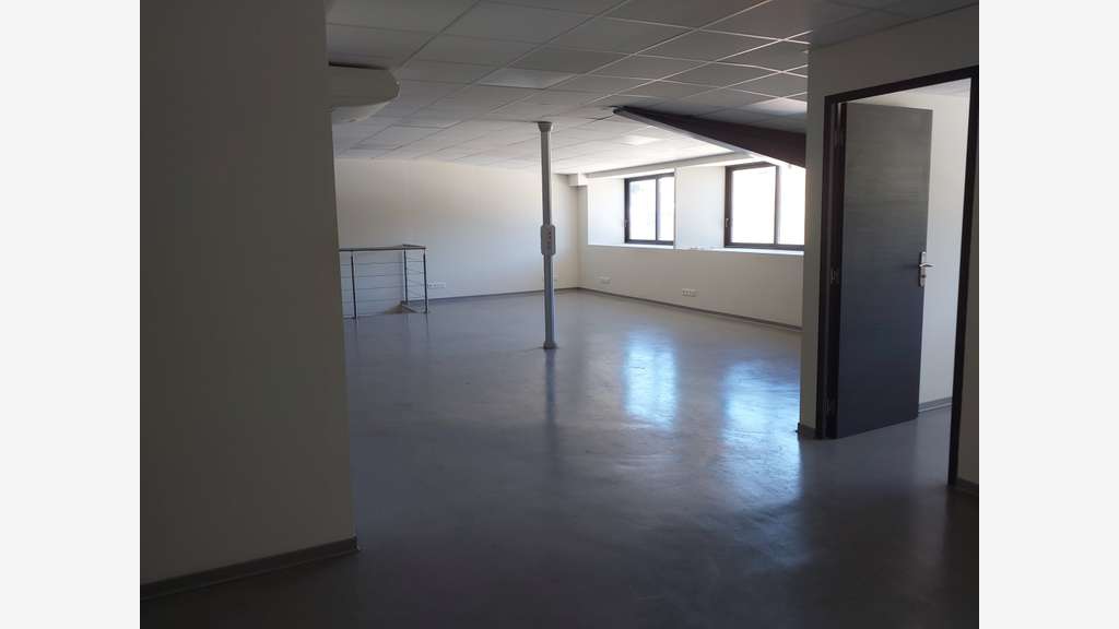 A louer ensemble professionnel 320 m² sur Baléone