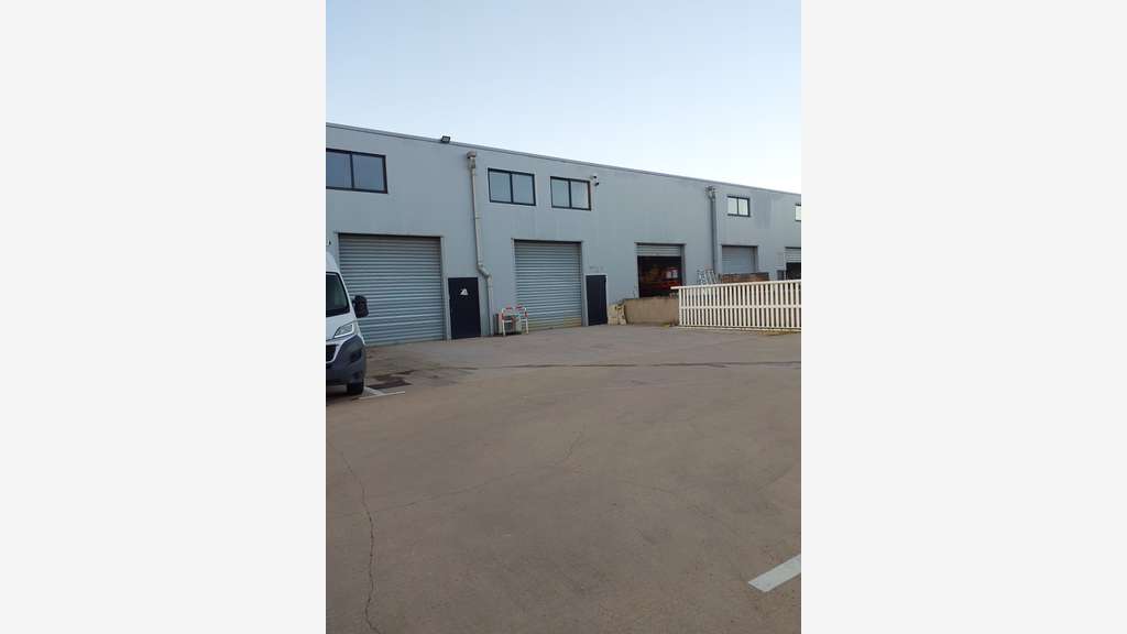 A louer ensemble professionnel 320 m² sur Baléone