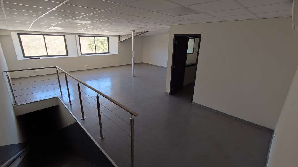 A louer ensemble professionnel 320 m² sur Baléone