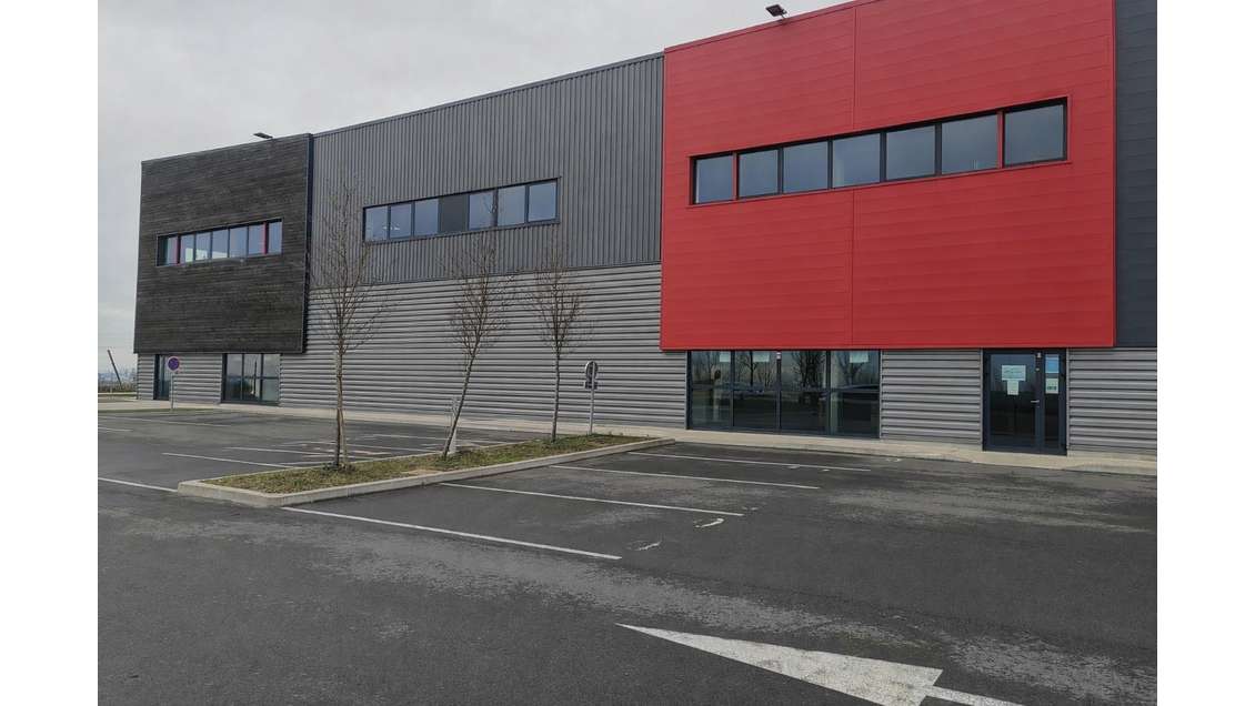 Local 810 m² en sous location ZA de Louvres