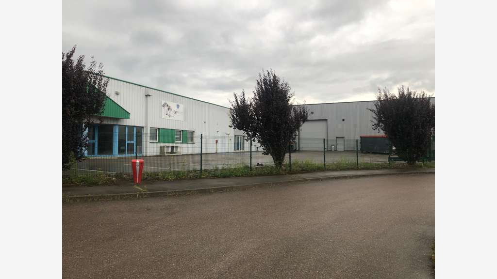 A louer bâtiment industriel 2000m² à Voray