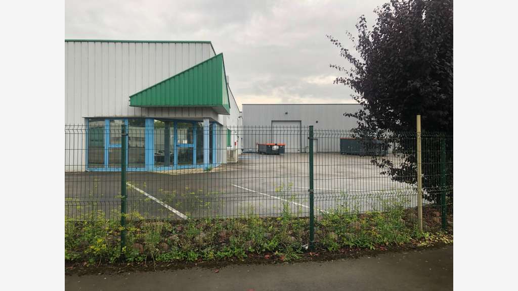 A louer bâtiment industriel 2000m² à Voray