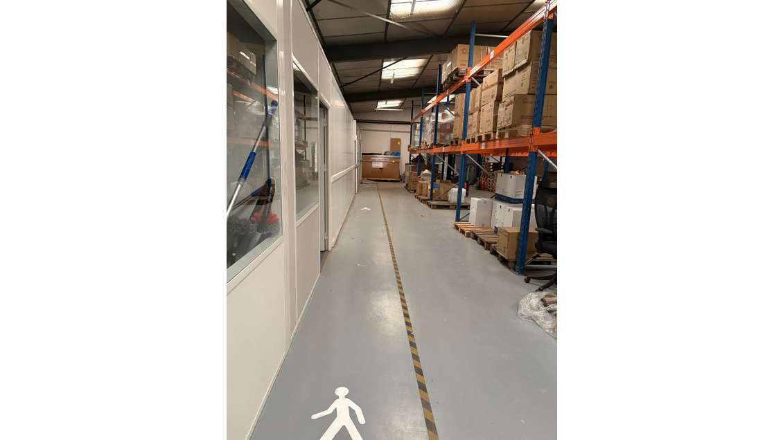 Bureau 20 m² + stockage 145m² + 2 chambres froide