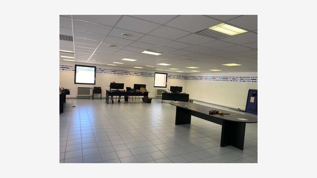 Immeuble d'entrepôts et de bureaux ZI de Carros