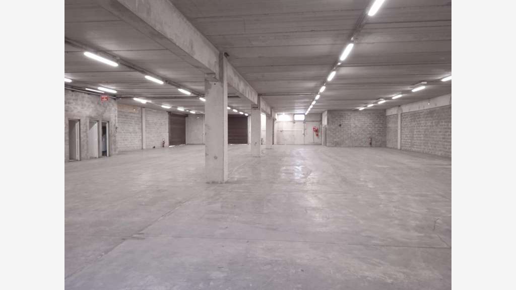 Immeuble d'entrepôts et de bureaux ZI de Carros