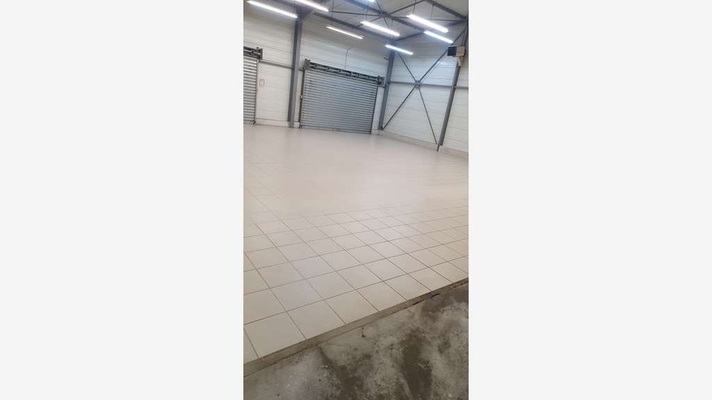LOCAL D'ACTIVITE  310 M2 ZONE COMMERCIAL