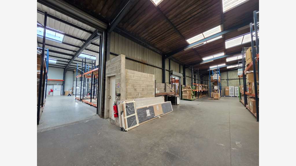 Local d'activité entrepôt 1800m²