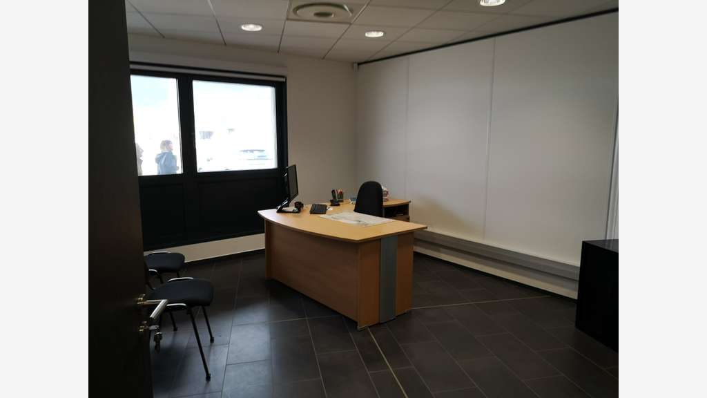 Local industriel 715 m² avec bureaux, po