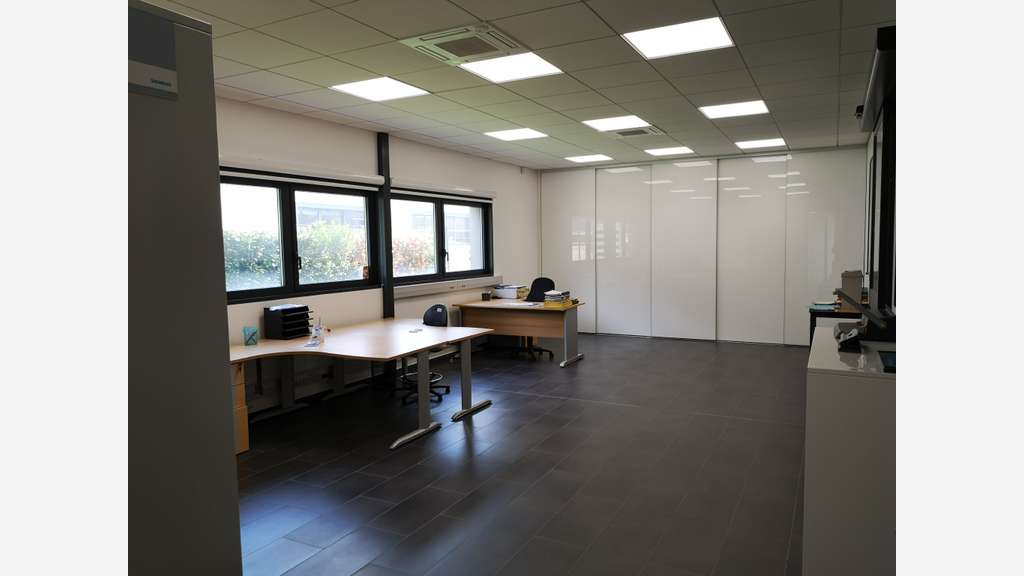 Local industriel 715 m² avec bureaux, po