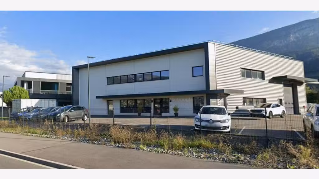 Local industriel 715 m² avec bureaux, po