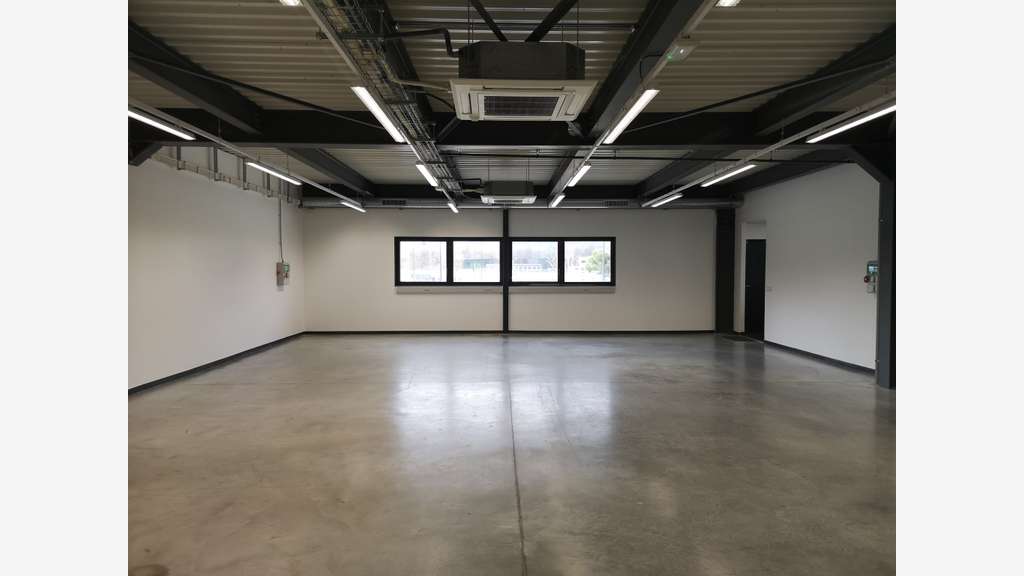 Local industriel 715 m² avec bureaux, po