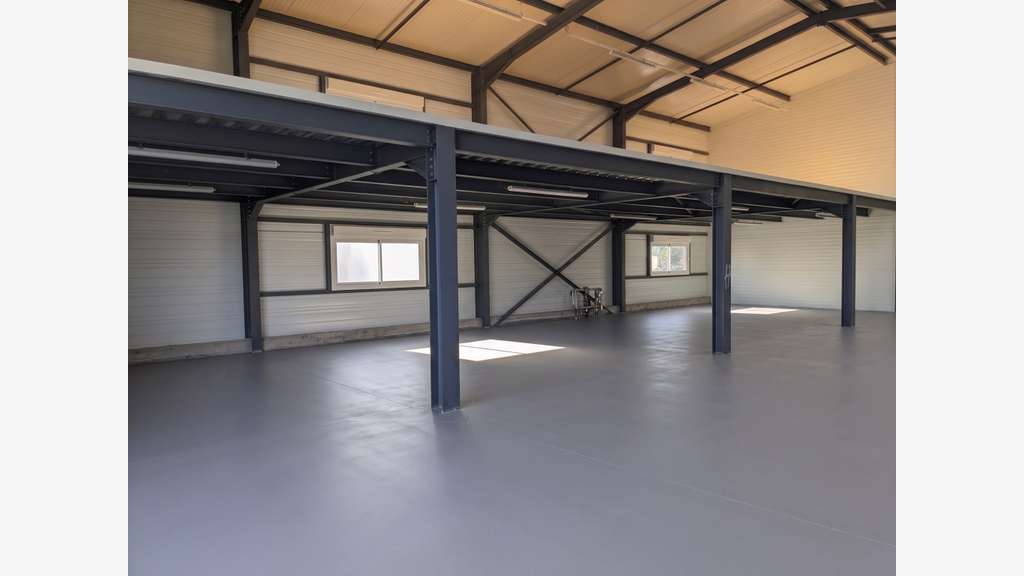 Local polyvalent 320 m neuf Isole Local sanitaire
