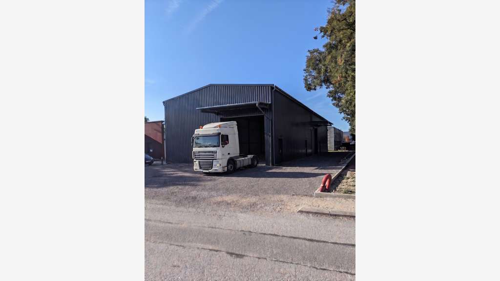 Local polyvalent 320 m neuf Isole Local sanitaire